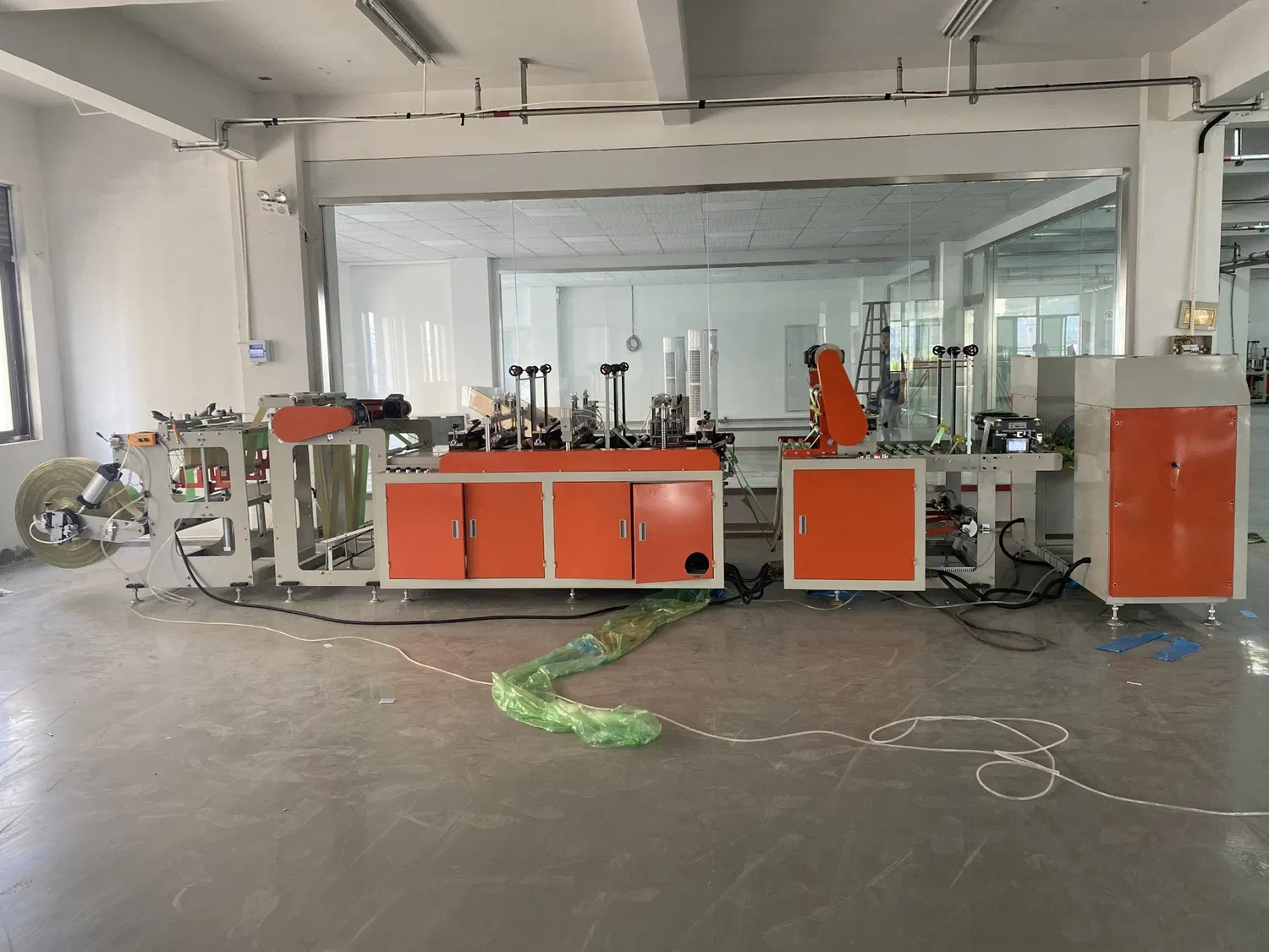 Preis 2 Linien Automatische, biologisch abbaubare PLA-Kunststoff-HDPE-Sternversiegelungs-Kunststoff-Nylon-Vorschnitt-Rollrolle auf Müllbeutel-Herstellungsmaschine